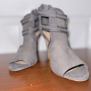 LC Lauren Conrad sweetheart grey heels - size 7‎
